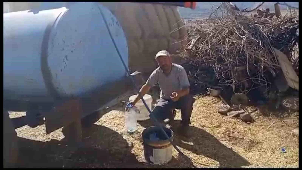 Kayseri Tomarza\'da Mahalleye Su Hattı Çekilmemesi Nedeniyle Vatandaşlar Traktörlerle Su Taşıyor