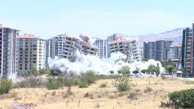 Depremde hasar gören binalar dinamitle yıkıldı, ev sahipleri o anları izlerken gözyaşlarına boğuldu Depremde hasar gören binalar dinamitle yıkıldı, ev sahipleri o anları izlerken gözyaşlarına boğuldu