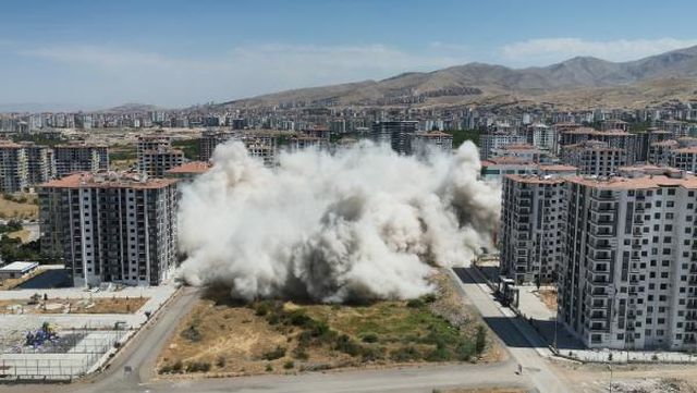 Depremde hasar gören binalar dinamitle yıkıldı, ev sahipleri o anları izlerken gözyaşlarına boğuldu Depremde hasar gören binalar dinamitle yıkıldı, ev sahipleri o anları izlerken gözyaşlarına boğuldu
