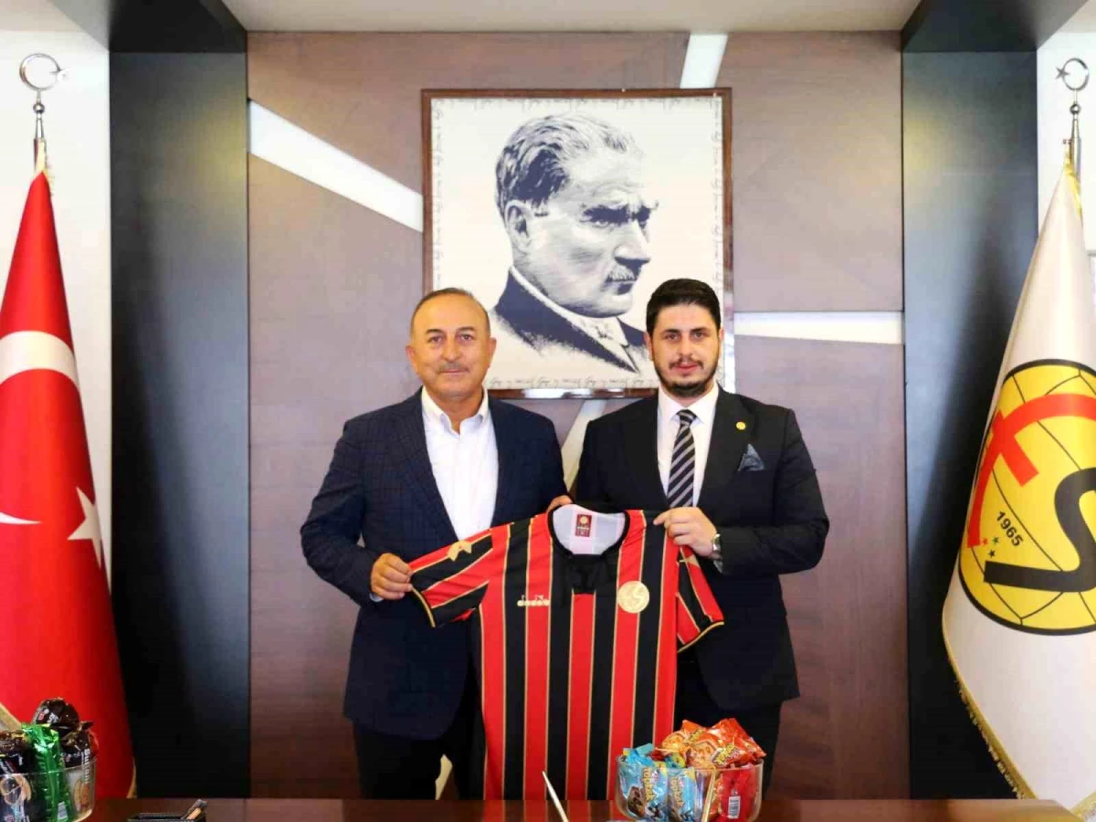 Mevlüt Çavuşoğlu, Eskişehirspor\'u ziyaret etti