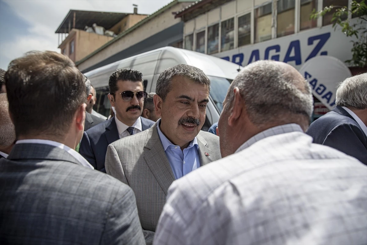 Milli Eğitim Bakanı Tekin, Erzurum\'da partililerle bir araya geldi Açıklaması