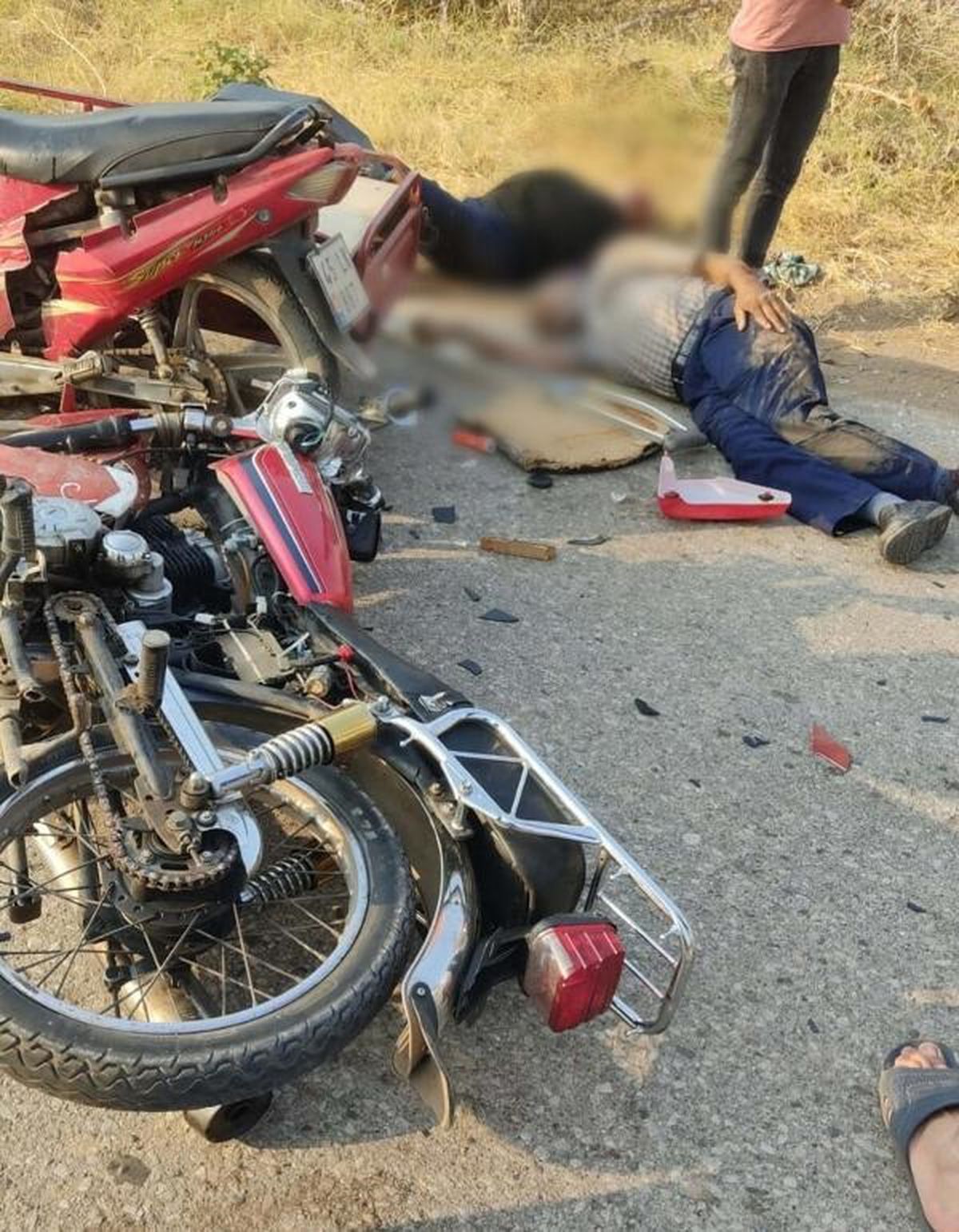 Salihli'de Motosiklet Kazası: 1 Ölü, 2 Yaralı