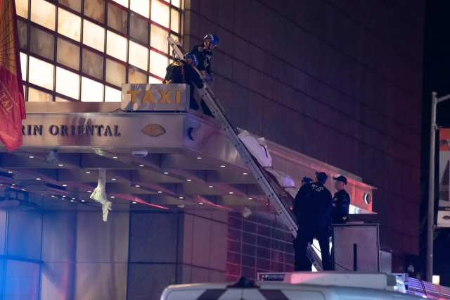 New York'da beş yıldızlı otelin çatısında atlayan adam otelin cam tentesine çarparak ikiye ayrıldı