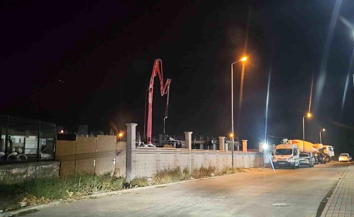 Beton mikserinin hortumuyla çarpan genç işçi ağır yaralandı