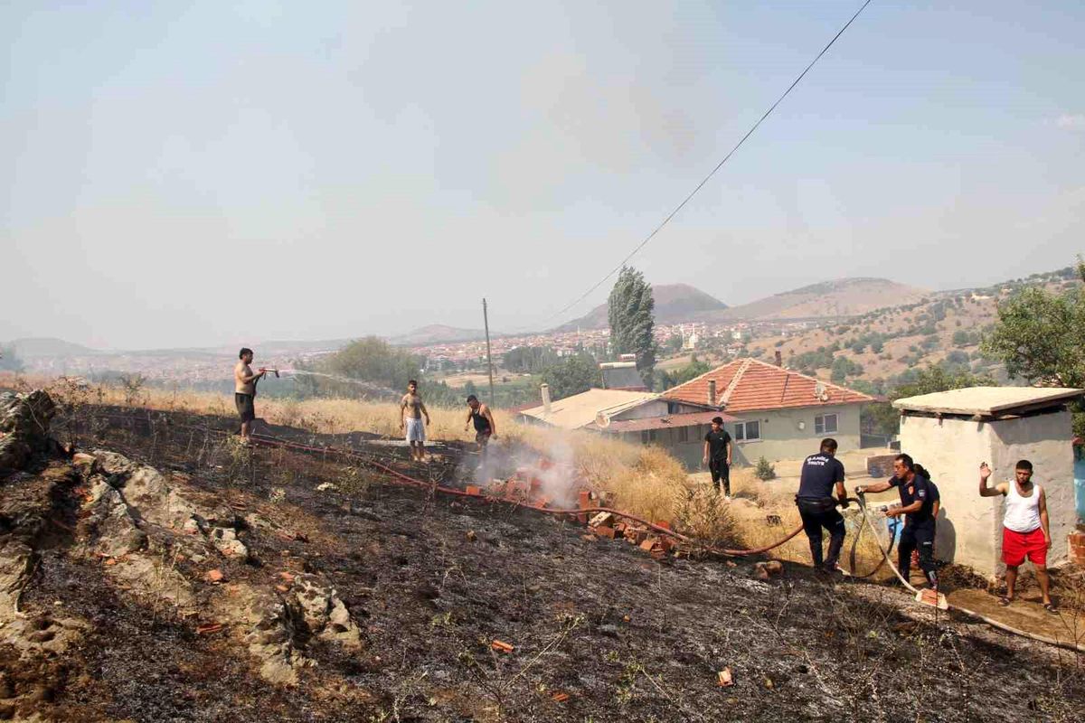 Manisa Kula\'da çıkan yangın kontrol altına alındı