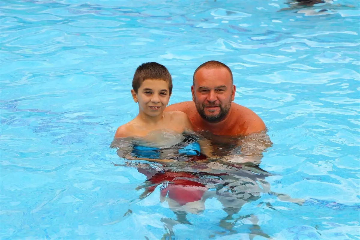 Otizmli Umut, Yüzme Sayesinde Sosyalleşiyor