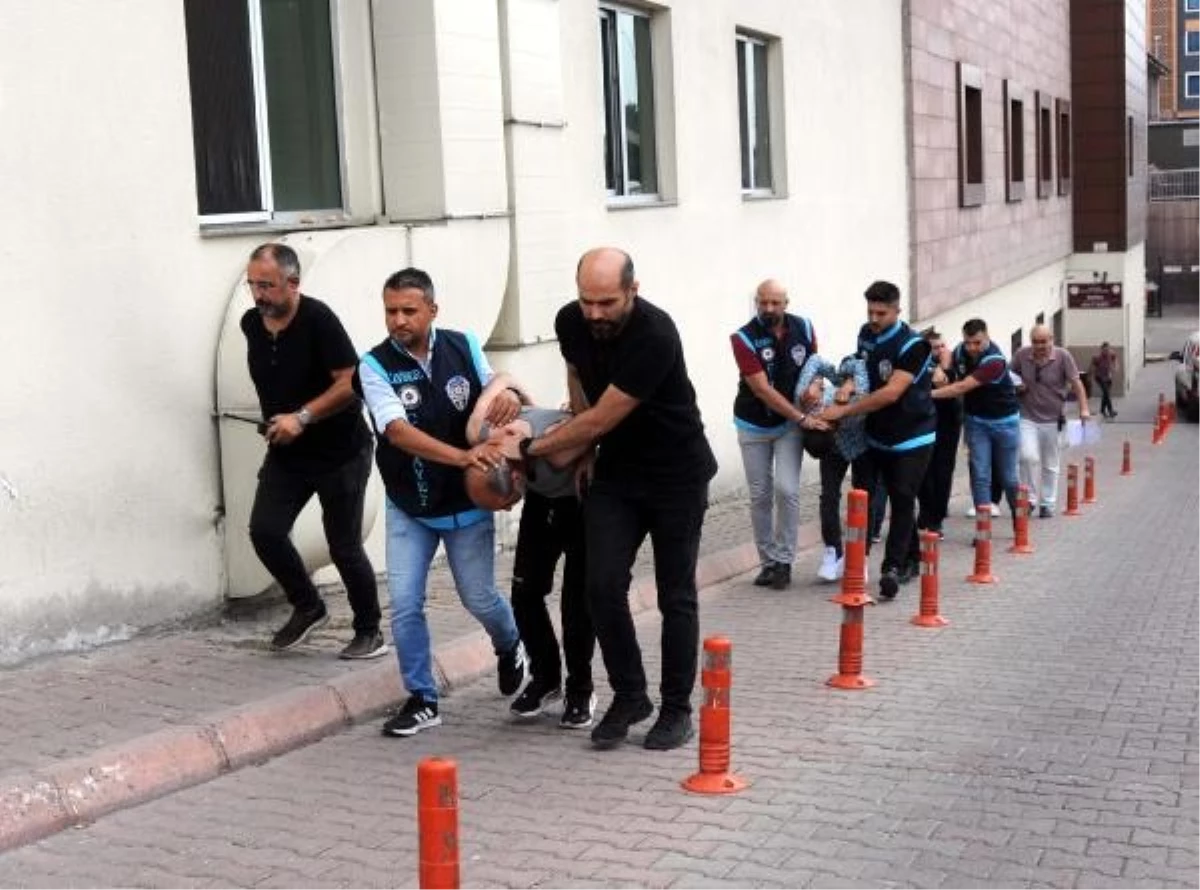 Kıraathanede Silahlı Kavga: Polis Memuru Yaralandı