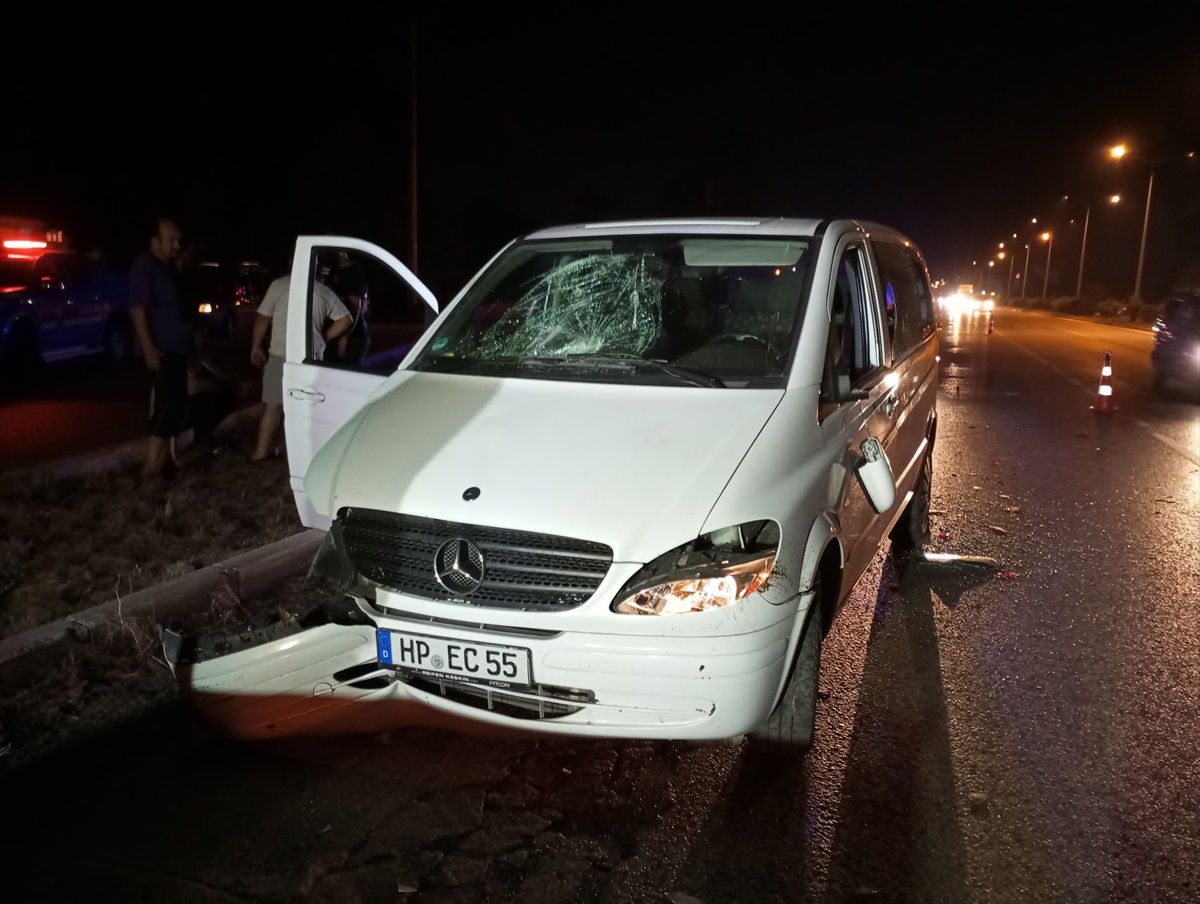 Samsun\'da Minibüsün Çarptığı Otomobilde 2 Kişi Yaralandı