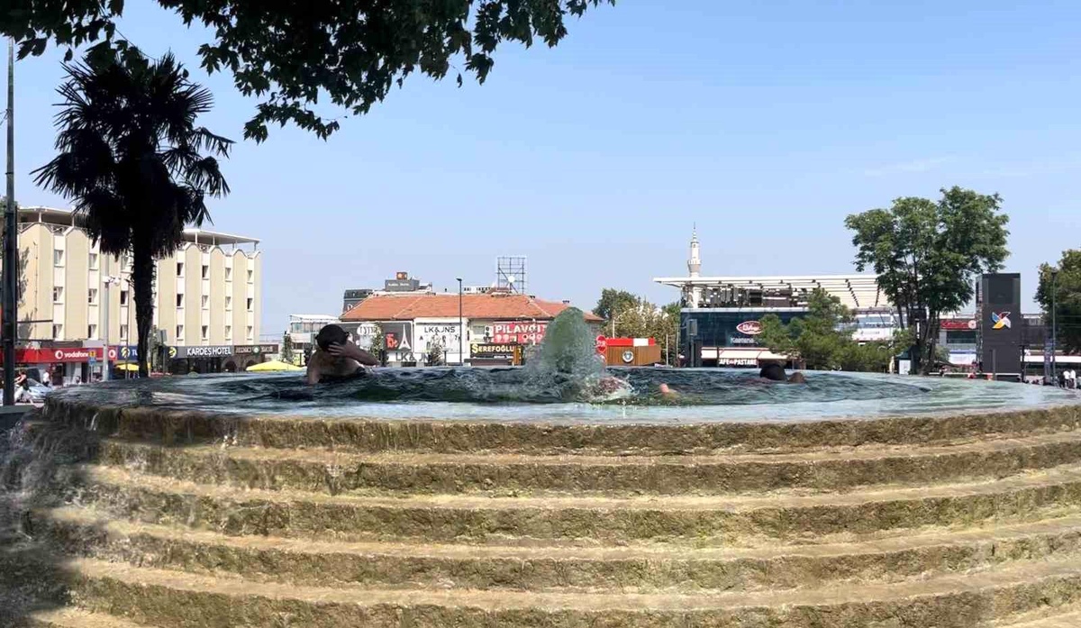 Bursa\'da Sıcak Havada Tehlikeli Oyun: Çocuklar Süs Havuzuna Atladı