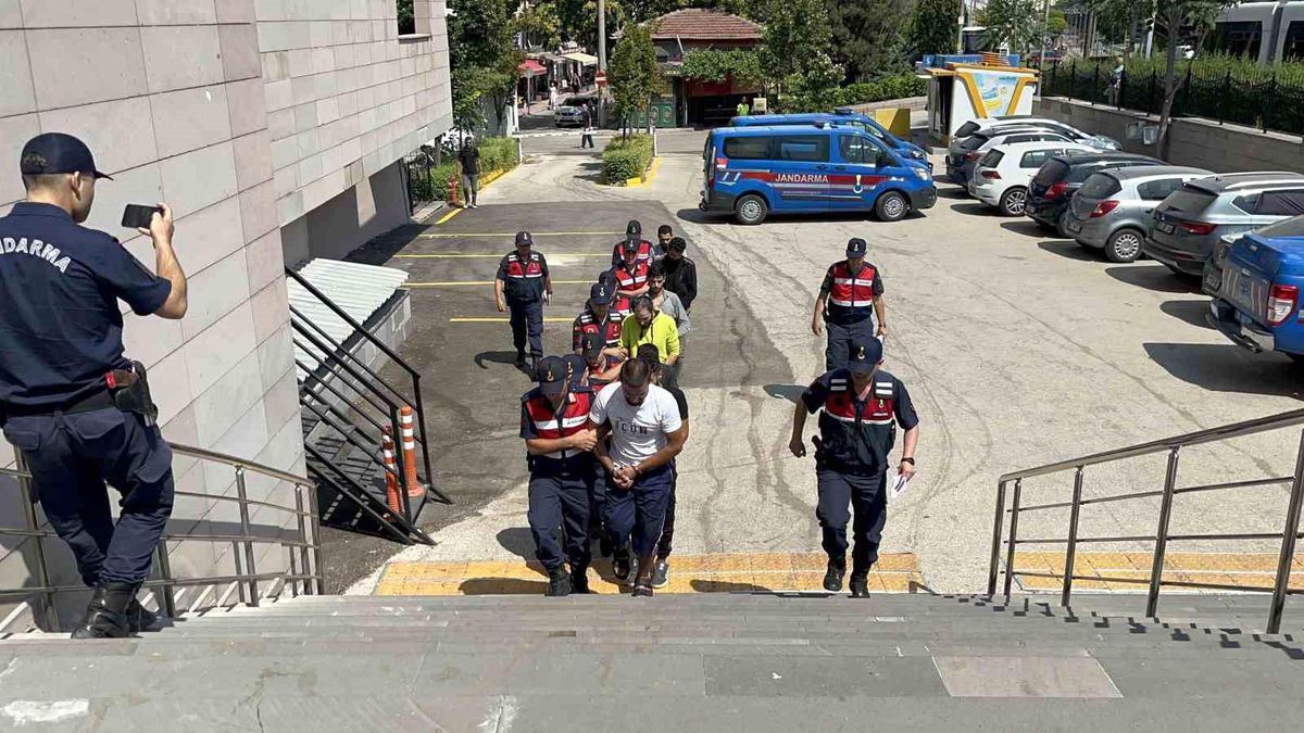 Eskişehir\'de Küçükbaş Hayvan ve Para Gaspı İddiasıyla 7 Kişi Tutuklandı