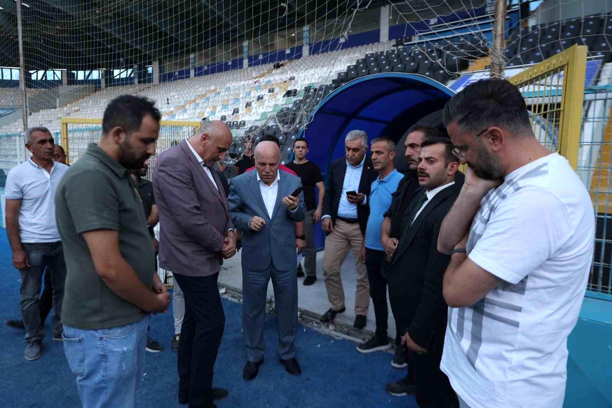 Erzurum Büyükşehir Belediye Başkanı Mehmet Sekmen, Kazım Karabekir Stadyumu\'ndaki çalışmalara el attı