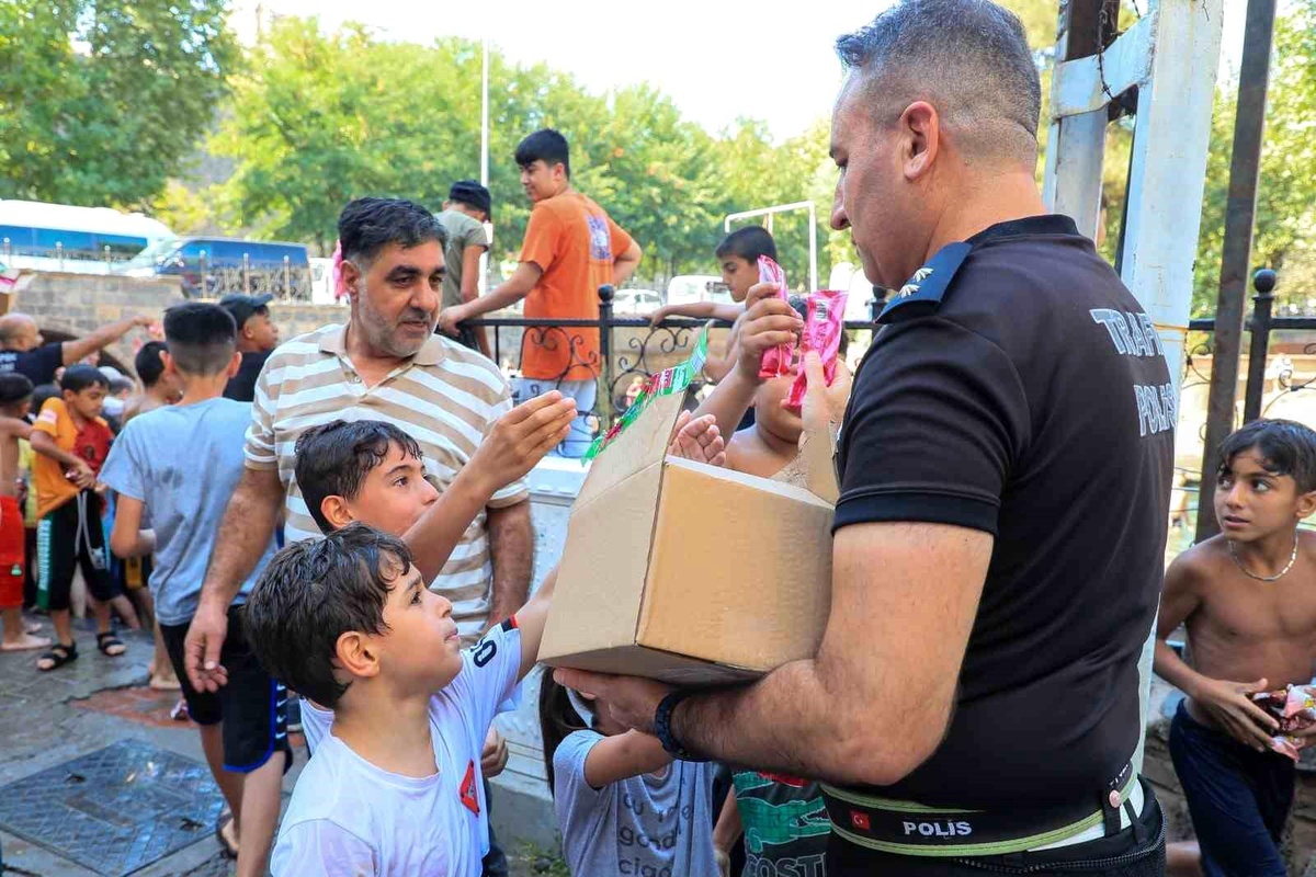 Diyarbakır\'da Polislerden Çocuklara Dondurma İkramı