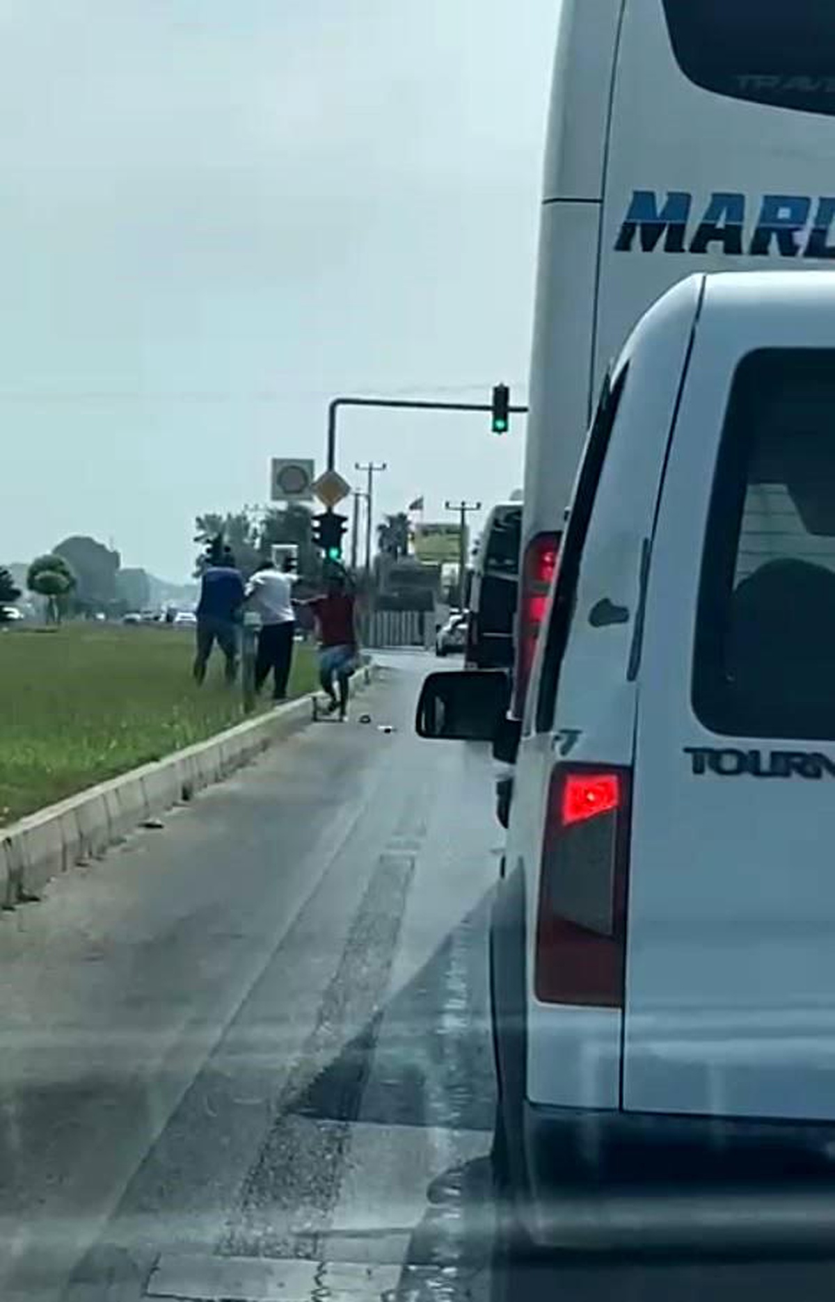 Antalya\'da trafikte yol vermeme tartışması sonucu minibüs şoförüne saldırı