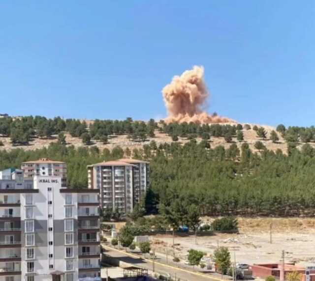 Temel kazısında patlatılan dinamit evlerin duvarlarını çatlattı! Deprem oldu zanneden 3 kişi fenalaştı Temel kazısında patlatılan dinamit evlerin duvarlarını çatlattı! Deprem oldu zanneden 3 kişi fenalaştı
