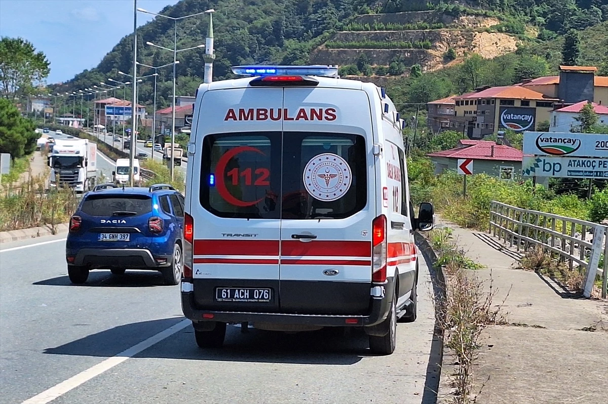 Trabzon\'da hafif ticari araç devrildi, sürücü yaralandı