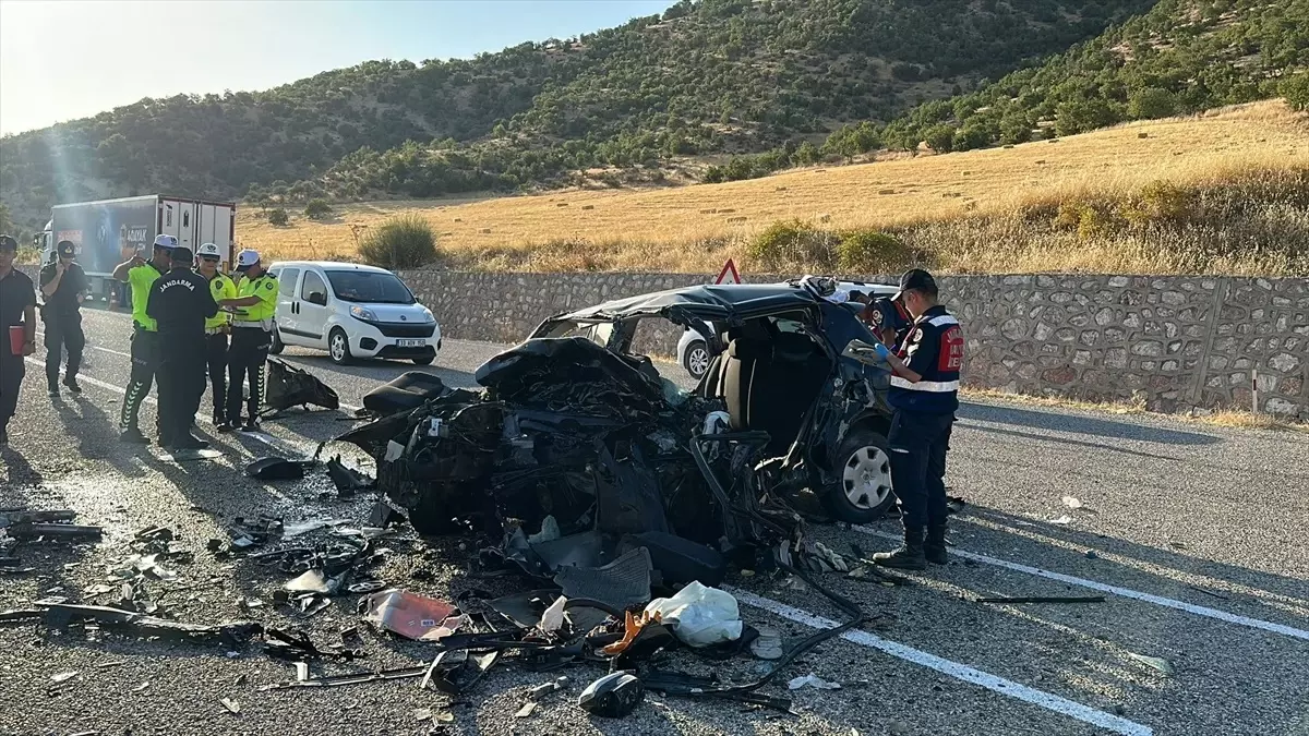 Adıyaman\'da trafik kazasında hayatını kaybeden 3 kişinin cenazesi Aksaray\'da toprağa verildi