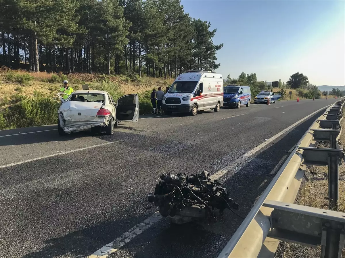 Uşak\'ta Bariyerlere Çarpan Otomobilde 2 Kişi Hayatını Kaybetti