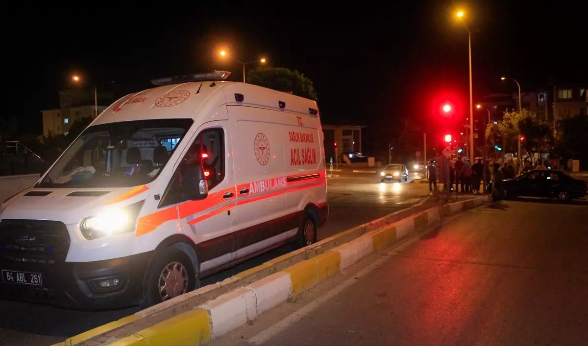 Uşak'ta Hafif Ticari Araçla Otomobil Çarpışması: 4 Yaralı