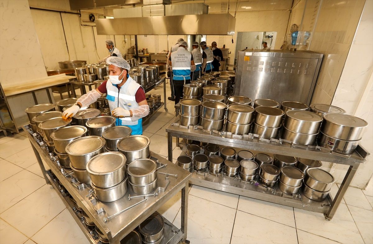 Van\'da Belediye Ekipleri İhtiyaç Sahiplerine Yemek Servisi Yapıyor