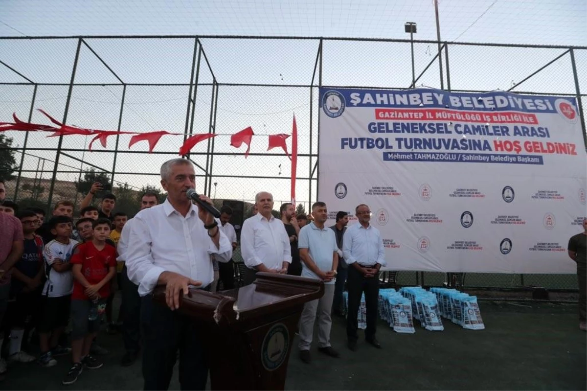 Şahinbey Belediyesi ve Gaziantep İl Müftülüğü işbirliğiyle düzenlenen Yaz Kur\'an Kursları Futbol Turnuvası\'nda dereceye giren takımlar ödüllerini aldı