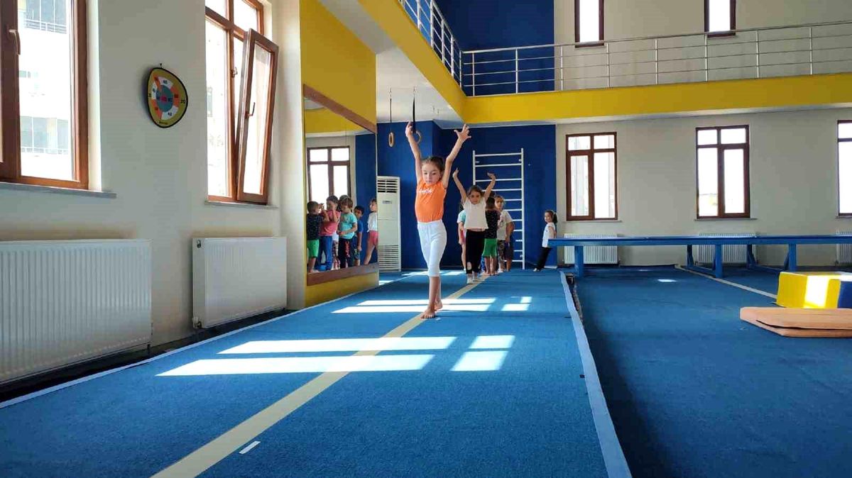 Çayırovalı çocuklar yaz spor okullarında 6 branşta eğitim aldı