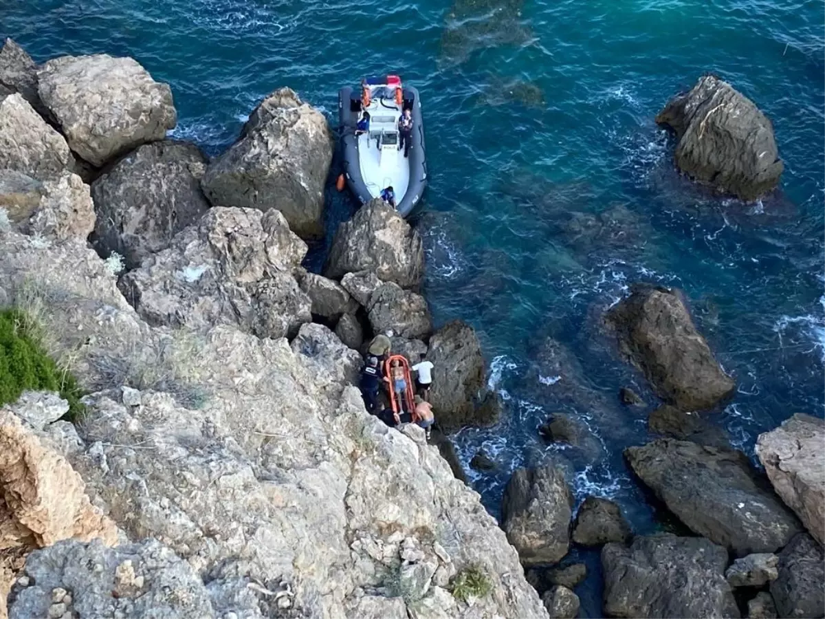 Antalya\'da Falezlerde Hareketsiz Yatan Kişi Deniz Polisi Tarafından Kurtarıldı