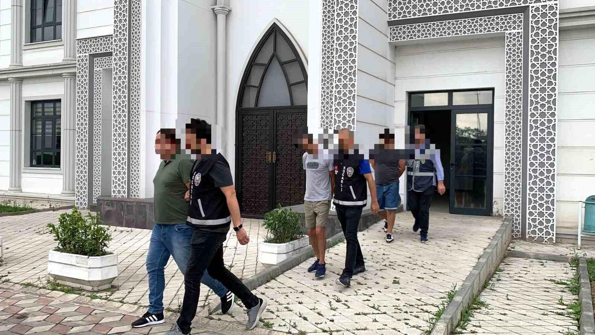 Kocaeli\'de park halindeki araçtan 329 bin TL, İstanbul\'da kuyumcu kuryesinden 2 kilo altın çalan 5 kişiye operasyon düzenlendi
