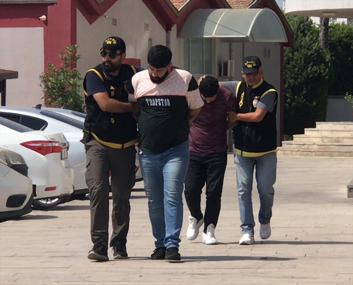Adana\'da 20 Yaşındaki Gencin Evinde Tabancayla Öldürülmesiyle İlgili 3 Zanlı Tutuklandı