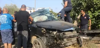 Adana'da Kaldırıma Çıkan Otomobilin Sürücüsü Yaralandı