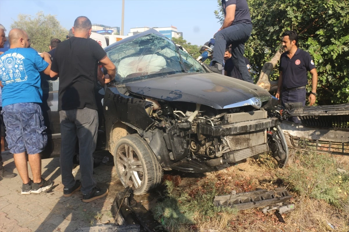 Adana\'da Kaldırıma Çıkan Otomobilin Sürücüsü Yaralandı