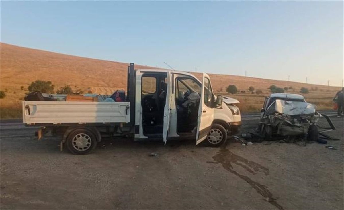 Afyonkarahisar\'da Kamyonet ile Otomobil Çarpışması: 2 Ölü, 5 Yaralı