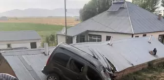 Ağrı'da hafif ticari araç şarampole devrildi, 9 kişi yaralandı