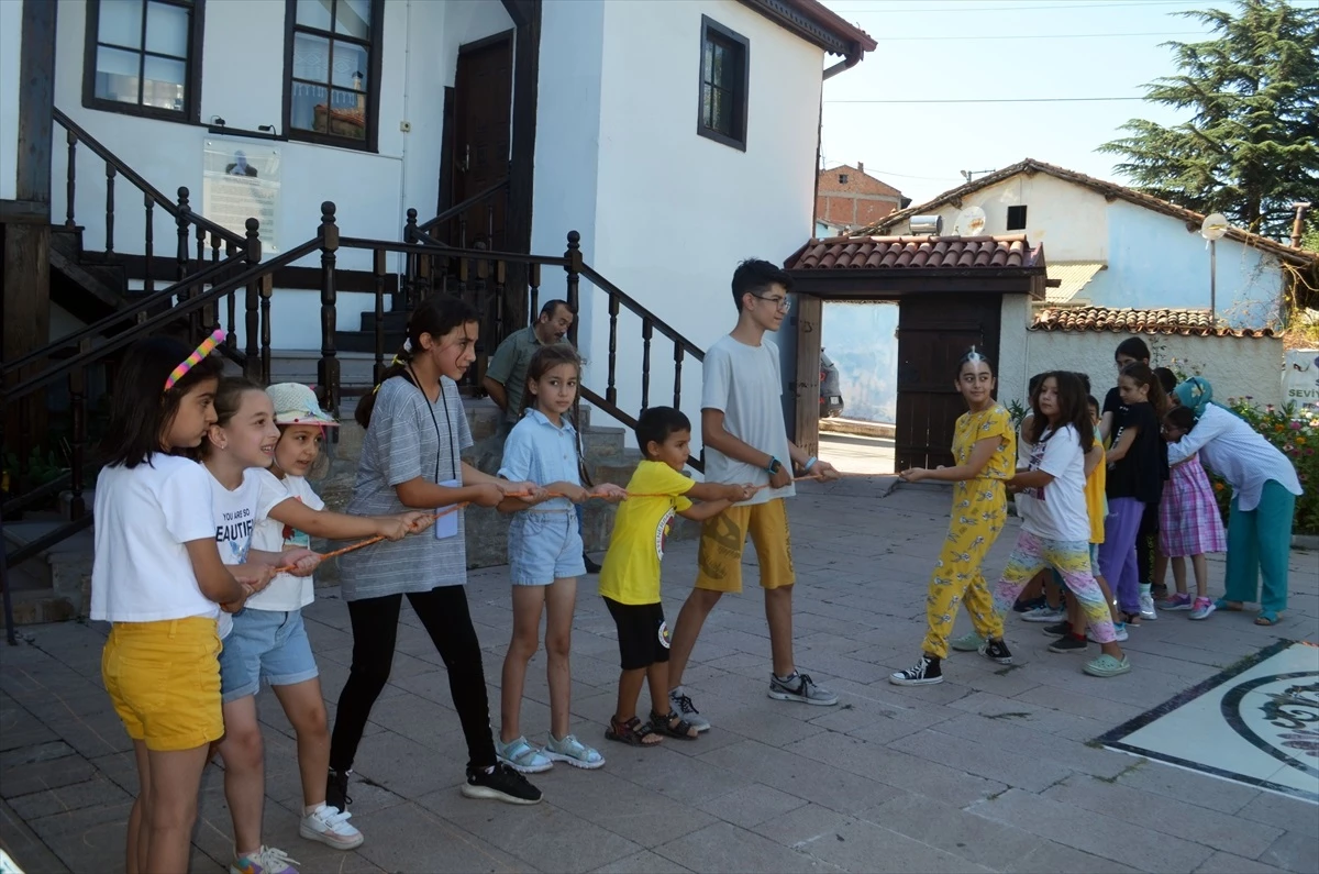 Amasya Merzifon\'da Unutulmaya Yüz Tutmuş Geleneksel Çocuk Oyunları Etkinliği Düzenlendi