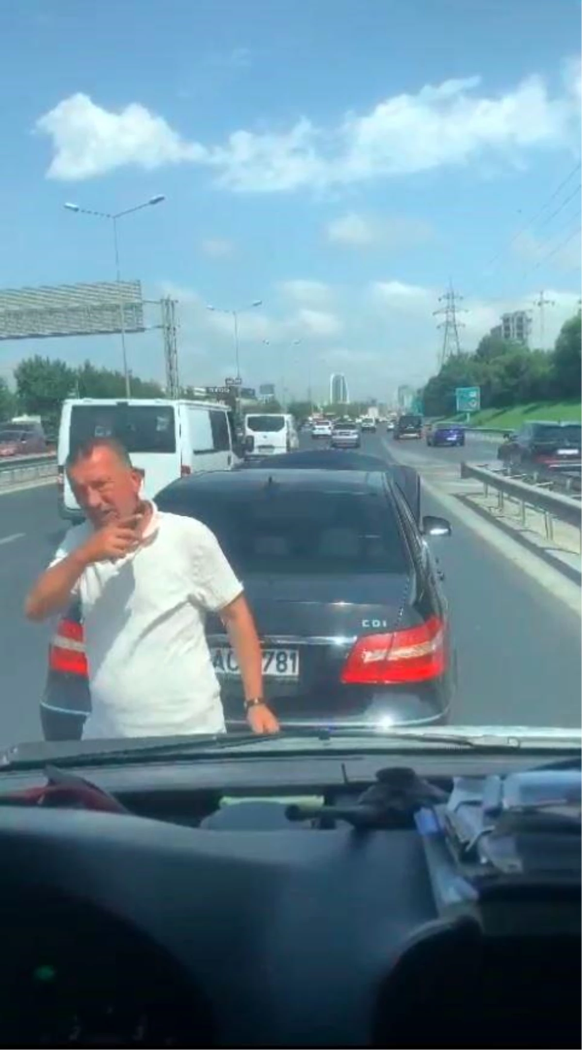 İstanbul\'da kaza sonrası ambulansın önünü kesen kişiye cezai işlem