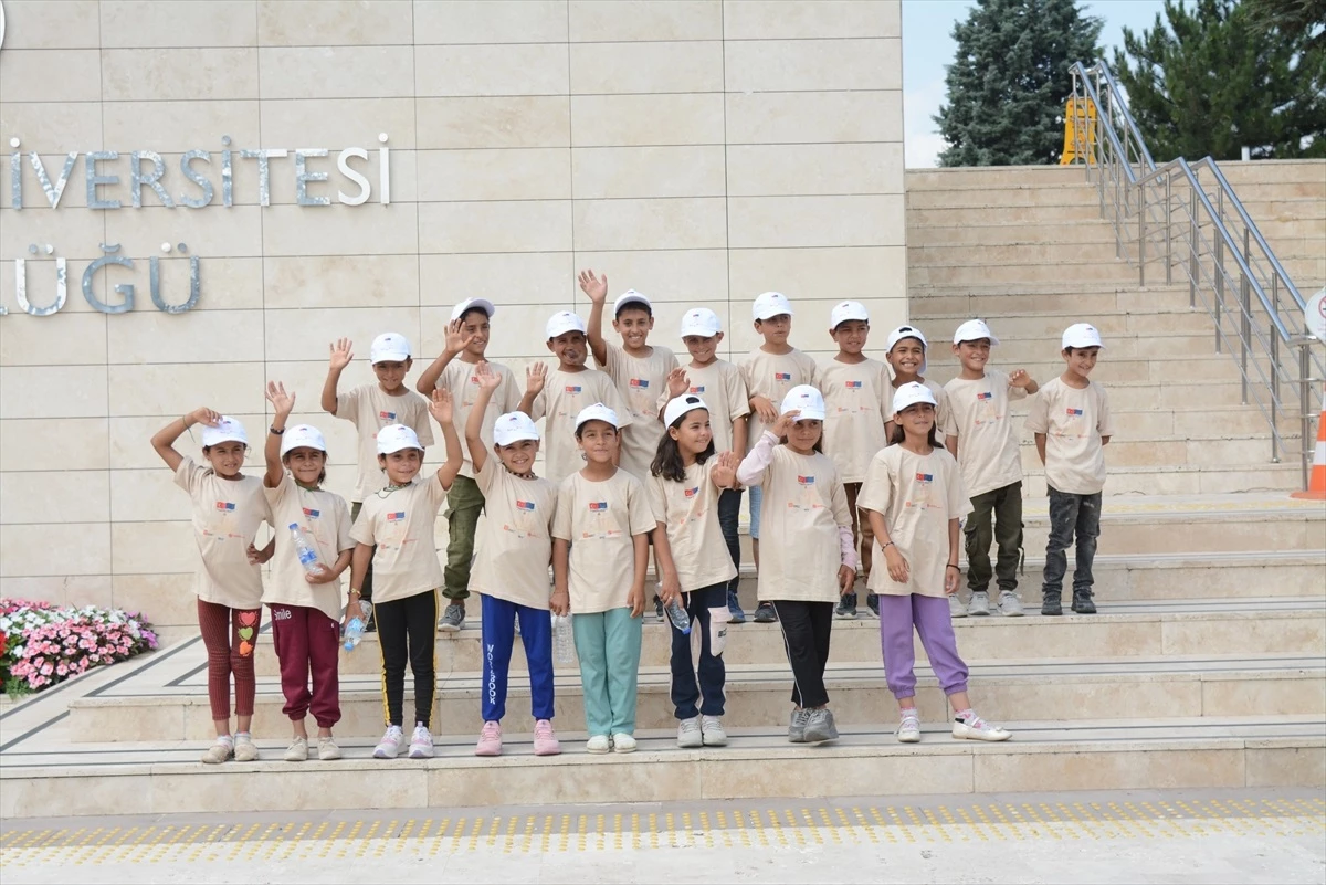 Mevsimlik Tarımda Çocuk İşçiliğinin Önlenmesi Projesi kapsamında Eskişehir\'e gelen çocuklar Anadolu Üniversitesi\'ni ziyaret etti