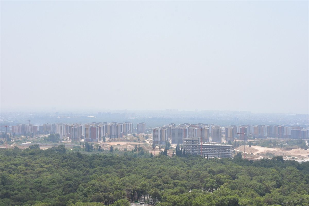 Antalya\'da Sıcak Hava ve Yüksek Nem Sahillerde Yoğunluk Oluşturdu