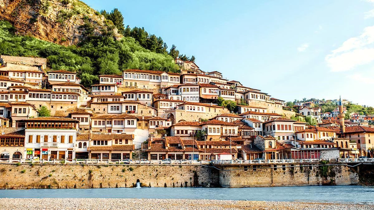 Arnavutluk\'ta İtalyan turistlerin hesabını Başbakan ödedi
