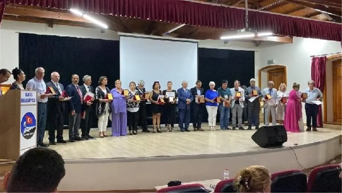 Kars'ta düzenlenen 'Aşıklar Şöleni'nde 42 halk ozanı ve şair sahne aldı