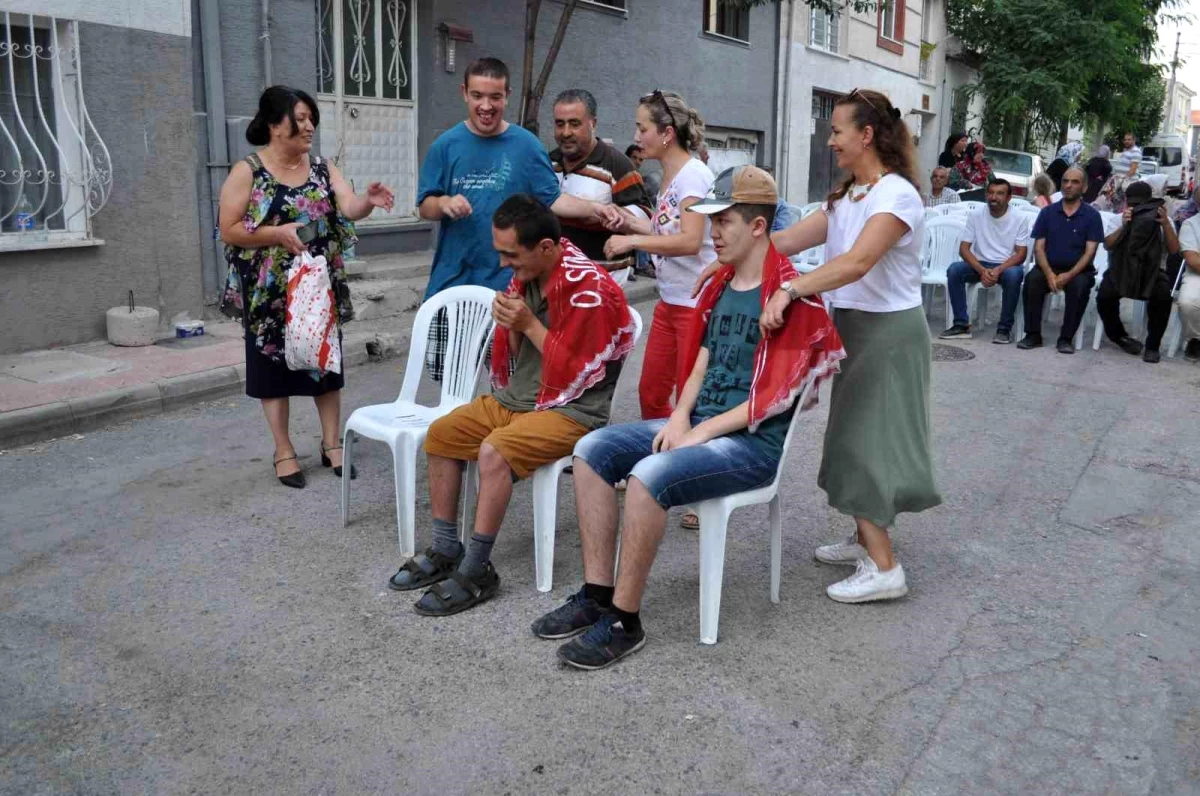 Eskişehirli Hayırseverlerden Zihinsel Engelli Gençlere Asker Eğlencesi