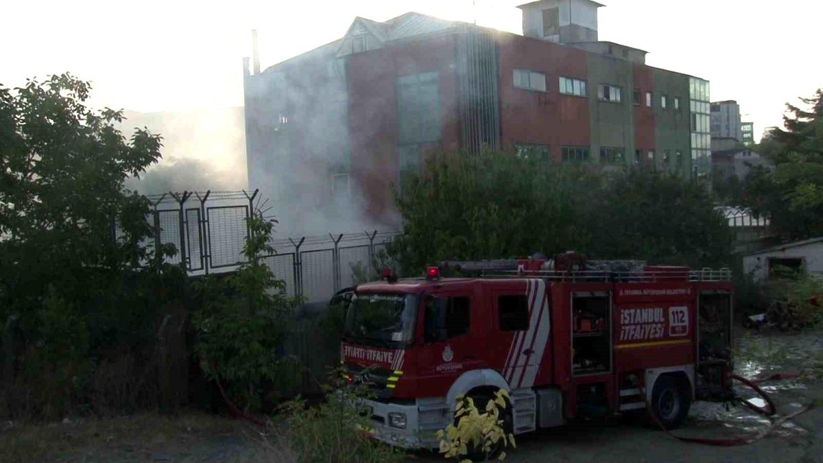 Ataşehir\'de İş Yerinde Yangın Çıktı
