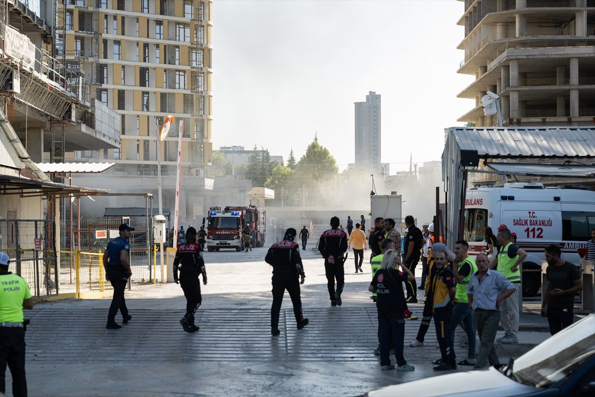 Ankara\'da inşaat halindeki bloğun çatısında çıkan yangın söndürüldü