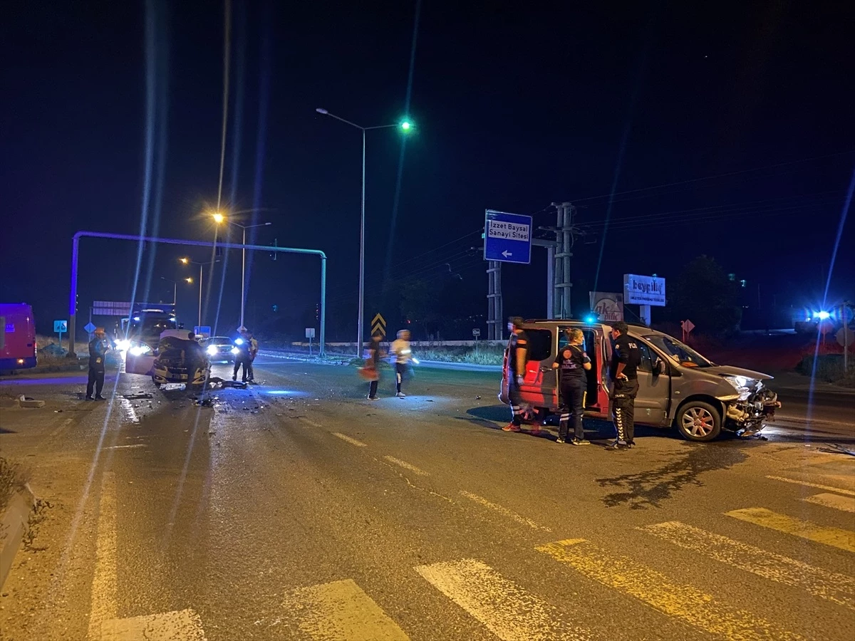 Bolu\'da Hafif Ticari Araç ile Otomobil Çarpışması: 2 Yaralı