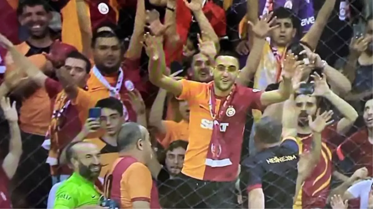 Böyle transfer açıklaması görülmedi! Hakim Ziyech, UltrAslan tribününde üçlü çektirdi