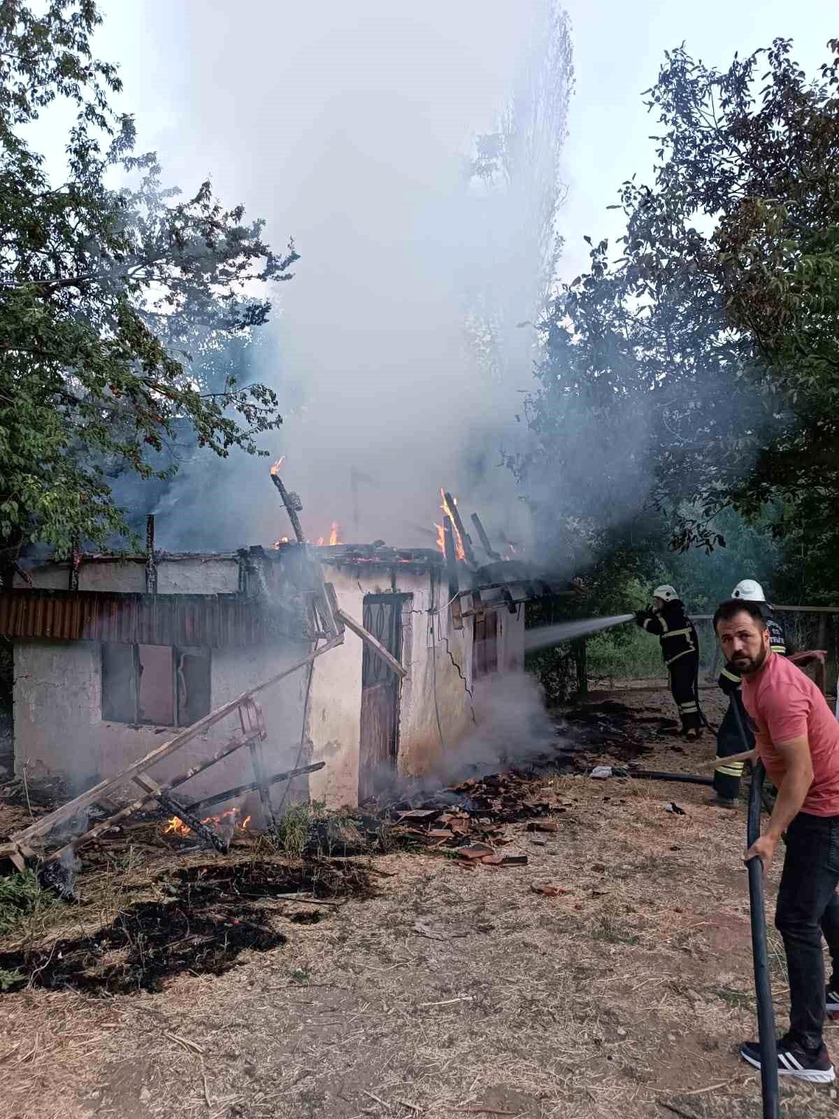 Burdur\'da çıkan yangında bağ evi kullanılamaz hale geldi