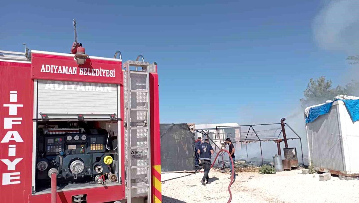 Adıyaman\'da çocuklar tarafından yakılan ateş iki çadırın yanmasına neden oldu