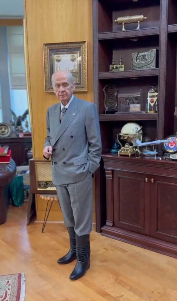 Çizmelerini giyen MHP lideri Bahçeli, 'Kıbrıs Türk'tür' notuyla video paylaştı Çizmelerini giyen MHP lideri Bahçeli, 'Kıbrıs Türk'tür' notuyla video paylaştı