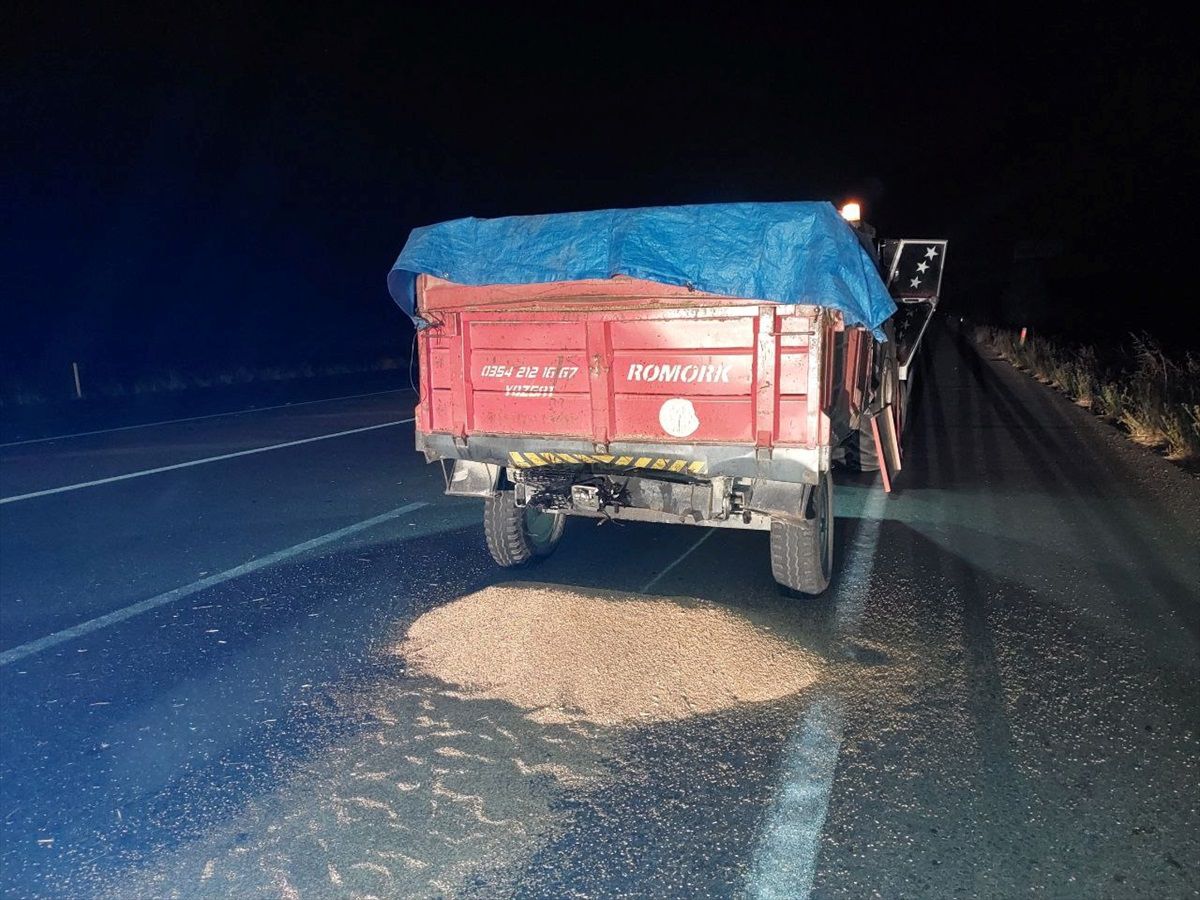 Çorum Alaca\'da Otomobil-Traktör Çarpışması: 3 Yaralı