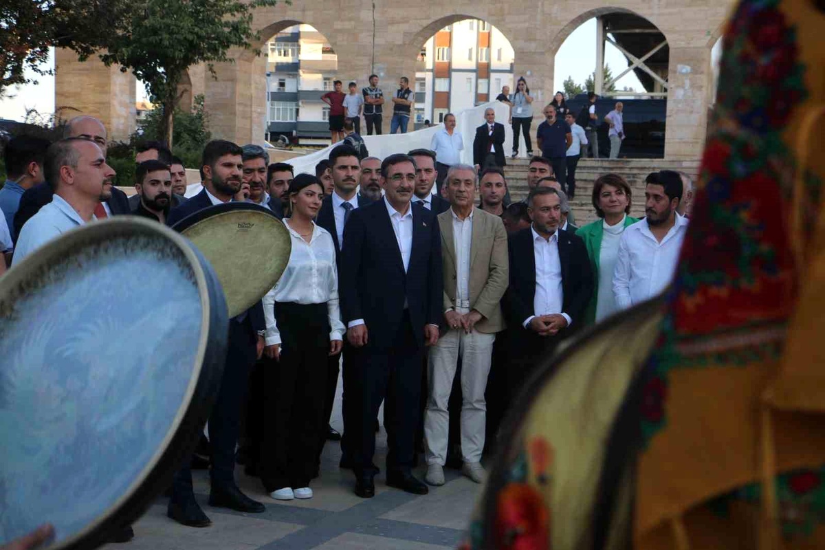 Cumhurbaşkanı Yardımcısı Cevdet Yılmaz, Diyarbakır\'da gençlerle buluştu