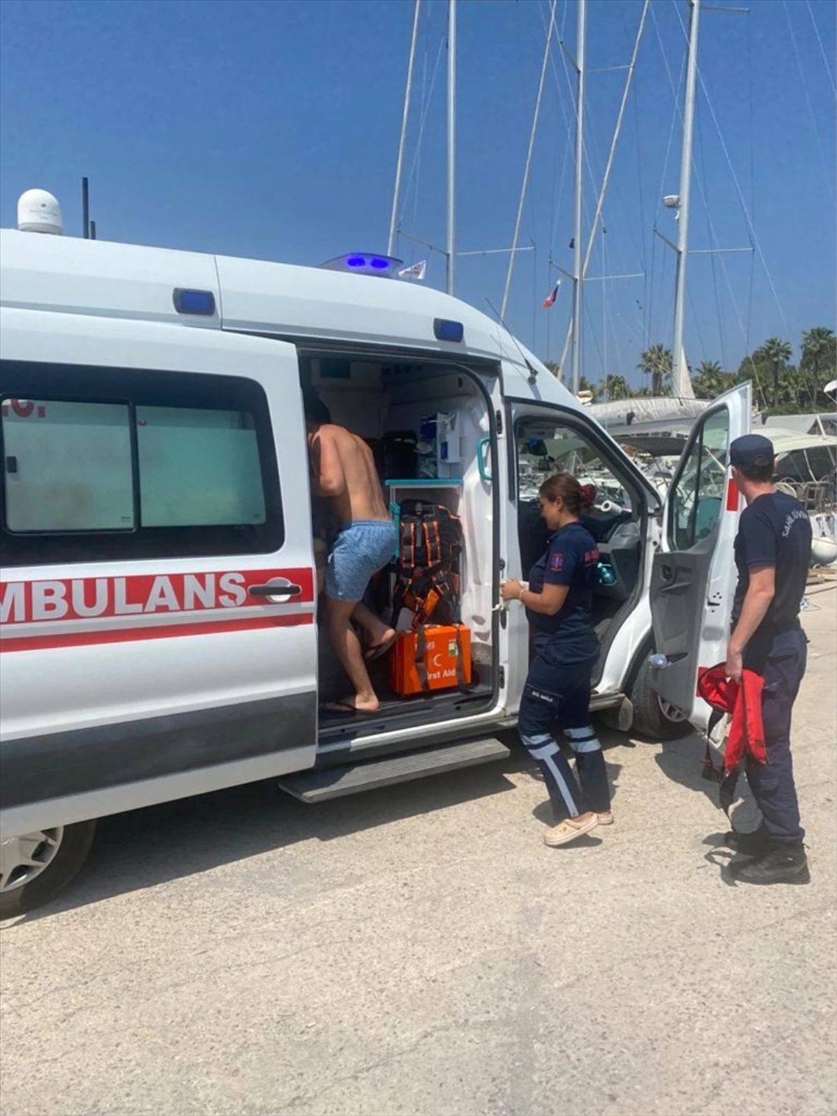 Muğla\'nın Datça ilçesi açıklarında gezi teknesinde yaralanan kişi tahliye edildi
