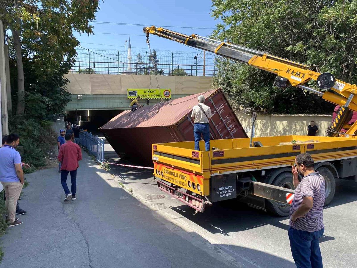 Eyüpsultan\'da Tır Alt Geçide Çarptı